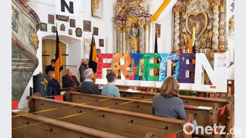 Vor den Seitenaltären der Wallfahrtskirche waren sieben große Lettern aus Holz aufgebaut, welche das Wort &quot;FRIEDEN&quot; darstellten. Bild: no