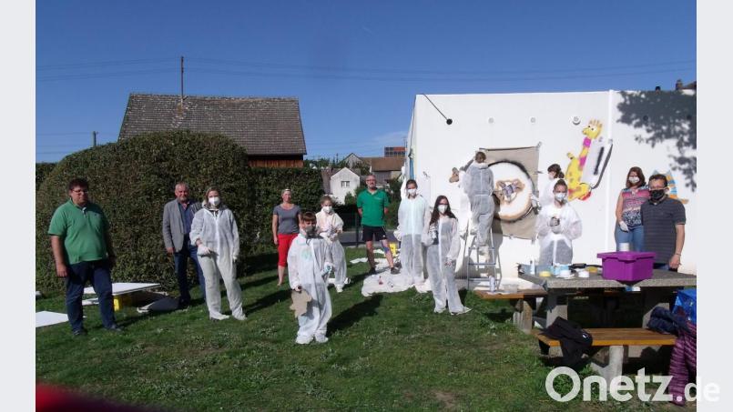 Bürgermeister Ludwig Biller (Zweiter von links), Kunstpädagogin Anja Schönau (Dritte von links), Alexandra Schwerin-Fortner (Vierte von links), Siedlerchef Erwin Schönl (hinten), Nicole Stilp (Zweite von rechts), Geschäftsführer KJR Martin Neumann (rechts). Bild: gmü
