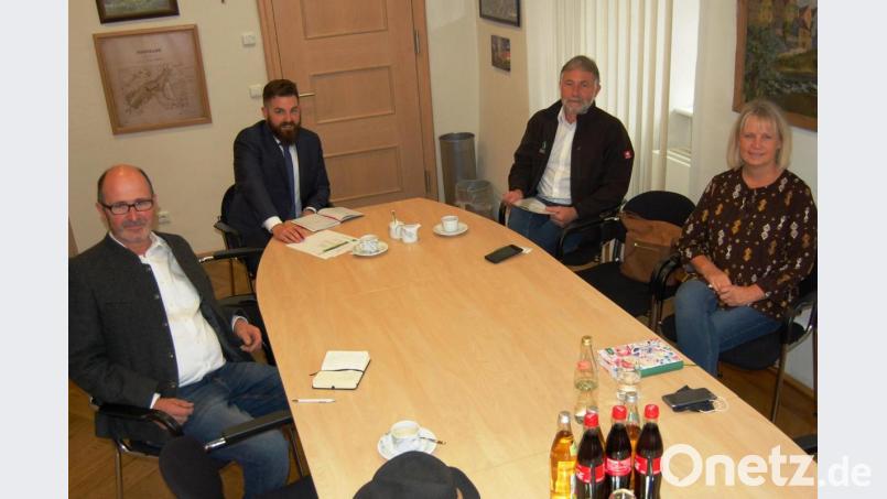 Stellvertretender BBV-Kreisobmann Karl Bäumler, Bürgermeister Sebastian Dippold, BBV-Geschäftsführer Ulrich Härtl und Kreisbäuerin Josefine Kick (von links) bedauern den coronabedingten Ausfall des Bauernmarkts. Bild: sm