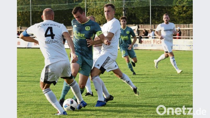 Auch dieser Ball ging nicht auf das Röslauer Gehäuse durch: Mitterteichs Manuel Dürbeck (Mitte) scheiterte am Röslauer Sandwich aus Jaroslav Smrha (links) und Jakob Schmidt. Bild: gb