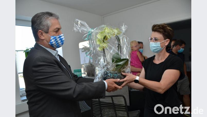 Susi Höchtl eröffnete in der Johann-Seltmann-Straße 10 das Fitness-Studio &quot;Room4You&quot; und konnte dazu auch Bürgermeister Andreas Wutzlhofer in den umgebauten Räumlichkeiten von Vermieter Harald Kraus willkommen heißen. Bild: dob
