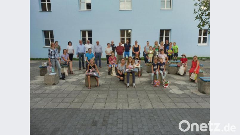 Mit den HKA-Mitgliedern und den Eltern freuten sich die jungen Künstler zum Abschluss des Malwettbewerbs über ihre Sachpreise. Bild: ibj