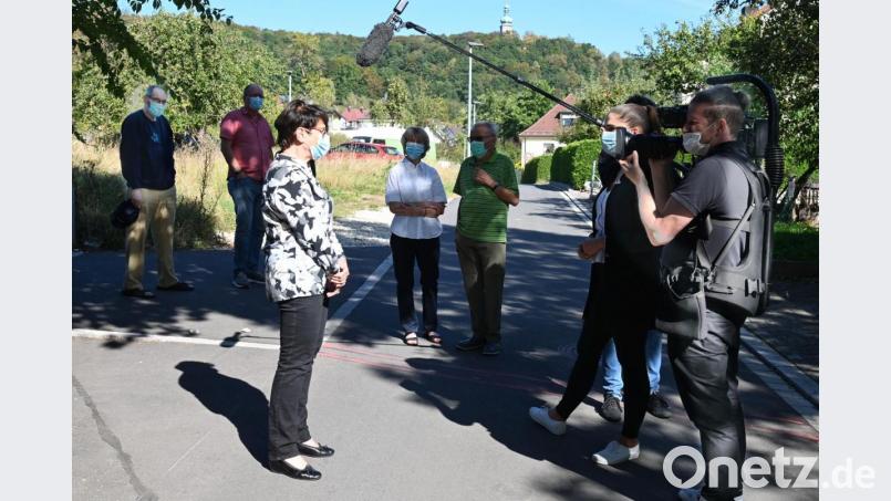 Das RTL-Team in der Dostlerstraße im Gespräch mit einer Anwohnerin. Bild: gf