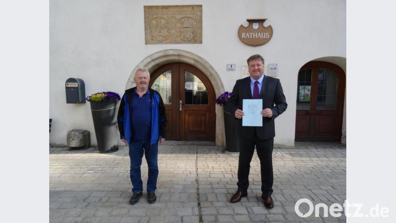 Bürgermeister Stefan Braun (rechts) bei der Vereidigung des neuen Feldgeschworenen Richard Volber. Bild: Christina Schmeidl