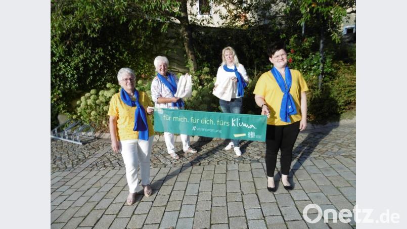 Das Vorstandsteam des KDFB Luhe (von links) Rita Hösl, Rita Gleißner, Luise Köllner und Petra Irlbacher zeigen das Aktions-Transparent und die Obst- und Gemüsebeutel. Bild: rgl