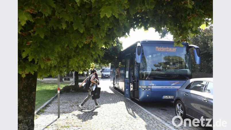 Die Bushaltestelle in Hahnbach soll auf beiden Seiten barrierefrei ausgebaut werden. Dafür gibt es vom ZNAS eine Förderung. Bild: Petra Hartl