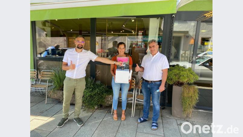 Alexander Herzner, Sandra Henkens und Georg Forster (von links) werben für die Fairtrade-Aktion. Bild: exb/Herzner