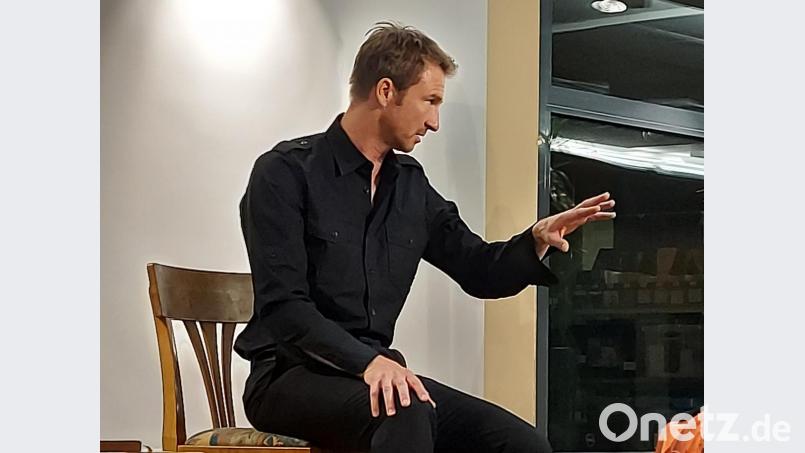 Der Schauspieler Heiko Ruprecht vermittelte das Geschehen der Balladen mit reicher Mimik und Gestik. Ein Abend mit zeitlosen Texten und melodischen Interpretationen bildete bei den Freunden der Kunst den Auftakt ins Herbstprogramm. Bild: lg