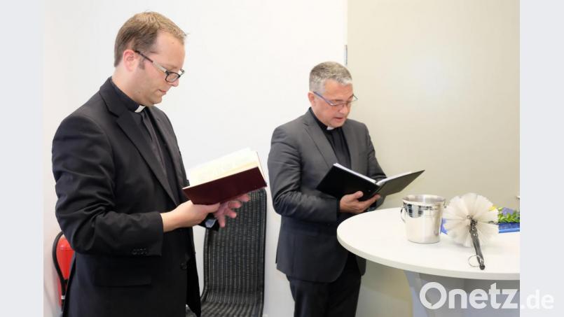 Der katholische Stadtpfarrer von St. Martin, Thomas Helm (links), und der evangelische Pfarrer Matthias Weigart segnen die neuen Räumlichkeiten der Stadt Amberg. Bild: Susanne Schwab, Stadt Amberg/exb