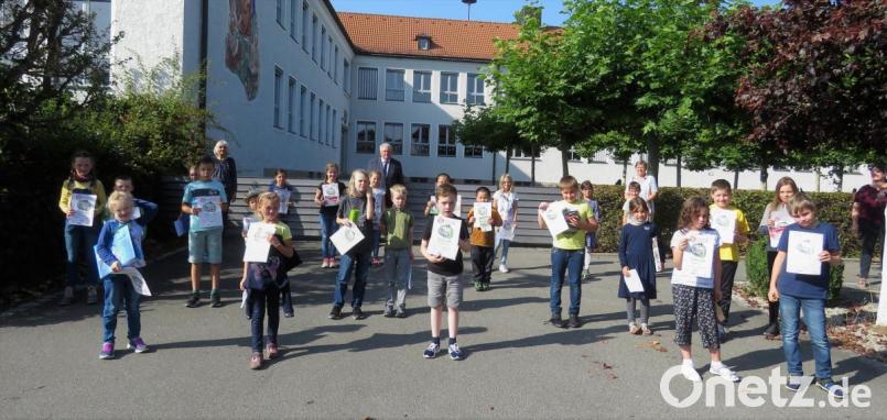 In zwei Gruppen aufgeteilt haben die Kinder, die am Leseclub teilgenommen haben, in der Grundschulturnhalle Urkunden und Preise erhalten. Hier präsentiert sich stolz die erste Gruppe mit ihren Urkunden. Bild: ubb