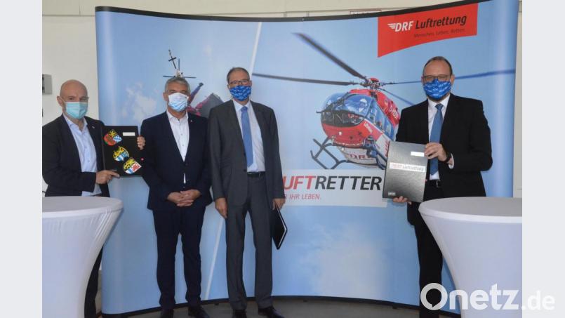 Der Vertrag ist unter Dach und Fach: Bei der Unterzeichnung waren dabei (von links) Vorstandsvorsitzender der DRF Stiftung Luftrettung Dr. Krystian Pracz, Ernst Peleikis vom Partnermanagement der DRF, Zweckverbandsvorsitzender Alfred Rast und ZRF Nordoberpfalz-Verbandsvorsitzender Landrat Andreas Meier. Bild: Kunz