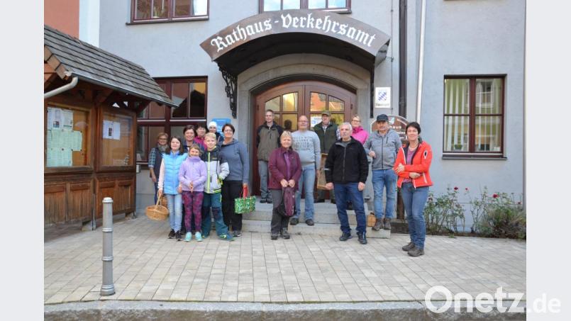 Stefan Hartwig (hinten, links an der Tür), Pilz-Sachverständige der Deutschen Gesellschaft für Mykologie, erklärt den Teilnehmern einer Pilzewanderung die Pilze im Hinblick auf Essbarkeit und Schädlichkeit. Bild: gi