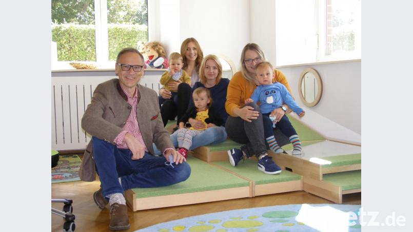 Gelungen ist der Start im neuen Johanniter-Kindergarten, der dritten Betreuungseinrichtung in Waldsassen. Im Bild Leiterin Katja Bloßfeldt (rechts) zusammen mit den Mitarbeiterinnen und einigen der zu betreuenden Kinder sowie Bürgermeister Bernd Sommer. Bild: pz
