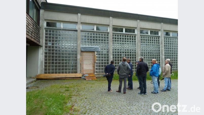 „Quo vadis Turnhalle?&quot;: Bei der Leerstandsbegehung mit Sebastian Bezold von der Regierung der Oberpfalz (links) blickten die Stadträte im Juli auch auf die ehemalige Hauptschulturnhalle. Am 1. Oktober sind nun die Bürger gefragt. Bild: Portner
