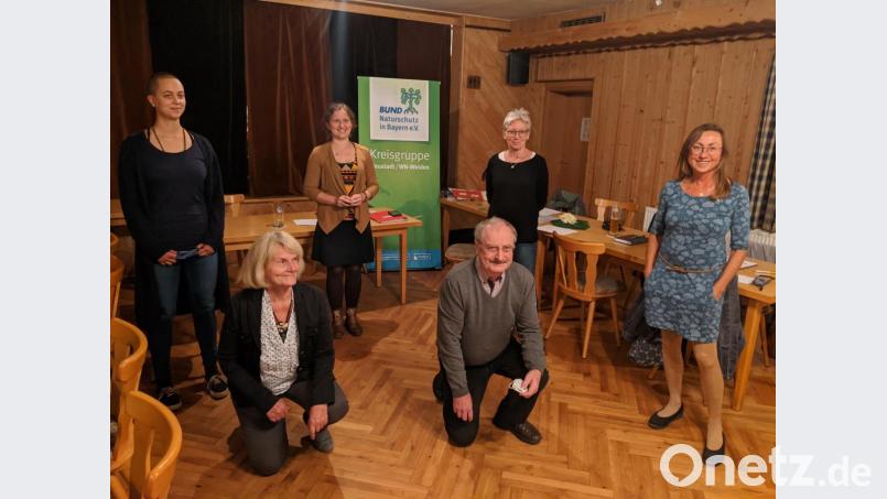 Die neue Vorstandschaft der Ortgruppe Weiden des Bund Naturschutz: (stehend von links) Carolin Schiml, Corinna Löwert, Andrea König, Irmi Eckel-Schönig, (kniened) Maria Weber und Günter Stalinski. Bild: Jürgen Schönig
