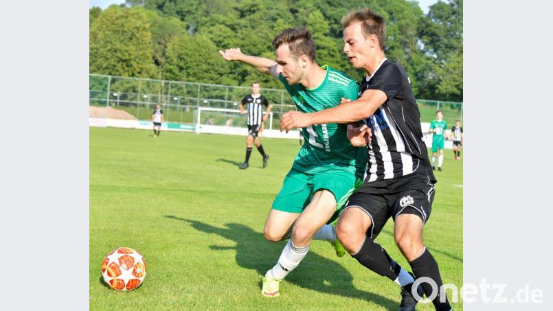 Der Treffer von Daniel Gömmel (links) war zu wenig, die DJK Ammerthal verlor ihr erstes Spiel nach der Corona-Pause in Abtswind mit 1:2. Das erste Heimspiel nach vielen Monaten steht am Freitagabend im Pokal an Bild: Ziegler