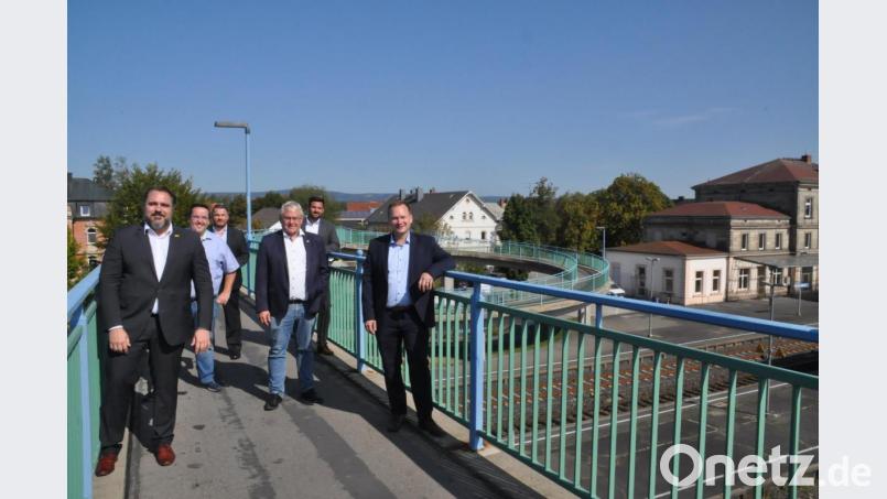 Die FDP-Bundestagsabgeordneten Daniel Föst (links) und Thomas Hacker (Dritter von rechts) sowie ihre Parteifreunde Heiko Adelhardt, Stefan Bätz und Christian Weber tauschten sich mit Bürgermeister Christian Porsch (von links) aus, um Bewegung in die Verhandlungen über das Bahngelände zu bekommen. Bild: ak