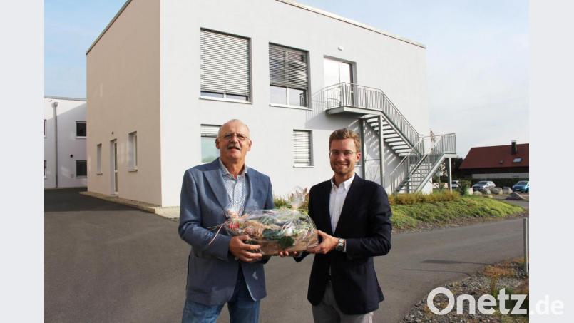 MVZ-Geschäftsführer Peter Konrad bedankte sich bei Dr. Peter Höhn für seine langjährige Tätigkeit im MVZ mit einem kleinen Geschenkkorb. Bild: exb