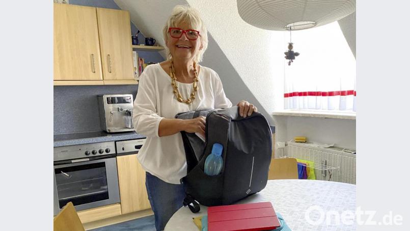 Karin Wilck packt ihren Rucksack, den sie am Sonntag mit in die Notunterkunft nehmen wird. Bild: Gabi Schönberger