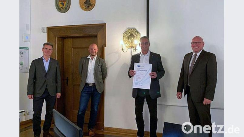 Glückwünsche zum Dienstjubiläum: Im Bild von links Geschäftsführer Mario Wuttke, Geschäftsführer Stefan Büttner, Alexander Rieß und Oberbürgermeister Oliver Weigel. Bild: Stadt Marktredwitz/exb