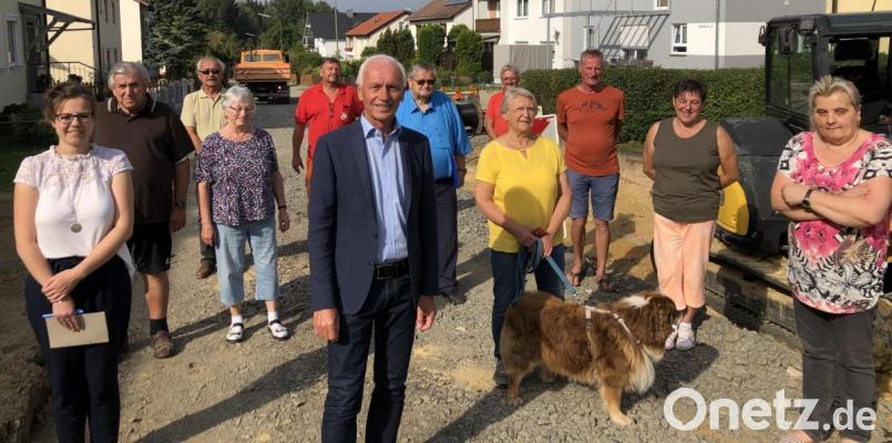 Einen Überblick über den aktuellen Stand der Arbeiten in der Quellenstraße verschafften sich im Beisein der Anwohner Sachbearbeiterin Katrin Bayer von der Verwaltungsgemeinschaft Neusorg (links), Horst König vom Büro für Bautechnik (Dritter von links), Wasserwart Norbert Schwarz (Fünfter von links), Bürgermeister Peter König (Sechster von links), Gerhard Fröhlich vom Ingenieurbüro für Tiefbautechnik (Siebter von links) und Wilfried Lisch von der bauausführenden Firma Fröber (Achter von links). Bild: öt