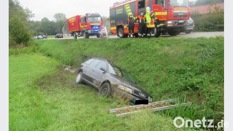Auch wenn er einen Fahrfehler kategorisch ausschloss, so landete der Autofahrer mit seinem Audi trotzdem im Graben. Bild: piam