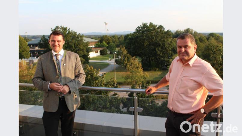 Der neue Schulleiter der Berufsschule Neunburg vorm Wald, Armin Wild (rechts), stattete Landrat Thomas Ebeling einen Antrittsbesuch ab. Bild: Hans Prechtl