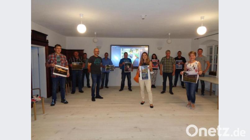 Eine Jury mit (vorne, von rechts) Bürgermeisterin Sonja Meier, Künstlerin Katharina Gierlach sowie den Marktgemeinderäten zeichnete die schönsten Bilder aus. Bild: amö