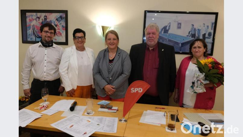 Die neue Führungsspitze der Amberger SPD blickt mit Optimismus in die Zukunft. Von links Zweiter Vorsitzender Simon Seibert, SPD-Fraktionsvorsitzende Birgit Fruth, das Führungsduo Simone Böhm-Donhauser und Dieter Weiß sowie Gastrednerin Marianne Schieder. Bild: usc