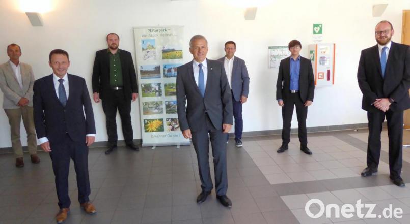 Das neue Team des Naturparks „Nördlicher Oberpfälzer Wald“ stellt sich vor (von links): bisheriger Kassier Hermann Schmid, Vorstand Jens Meyer, Geschäftsführer Stefan Härtl, Vorstand Roland Grillmeier, Geschäftsführer Bernd Stengl, künftiger Kassier Marcel Weidner und Vorsitzender Andreas Meier. Bild: fsb