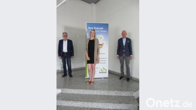 Kewog-Geschäftsführer Bernd Büsching (rechts) gratulierte Josef Konradl (links) und Luisa Wölfl zum Jubiläum. Bild: exb