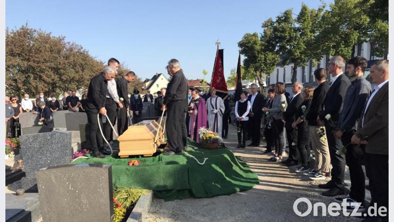 Stadtpfarrer Bernhard Müller betet am offenen Grab von Max Reiter. Familie, Vereine und eine große Trauergemeinde verabschieden sich von dem Grafenwöhrer. Bild: mor