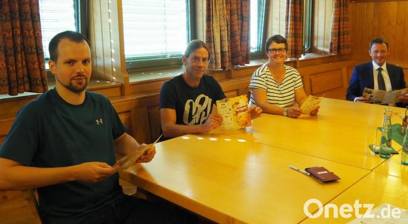 Das Programm des Interkulturellen Herbstes in Weiden präsentieren (von links) Paul Zitzmann und Nico Ehrhardt vom Bündnis Weiden ist bunt, Integrationsbeauftragte Susanne Reinhardt und Oberbürgermeister Jens Meyer. Bild: Bühner