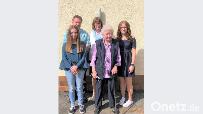 Kunigunda Kick freut sich über die Glückwünsche von Sohn Gottfried, Schwiegertochter Angelika sowie den Enkelinnen Angelika und Alexandra. Bild: tu