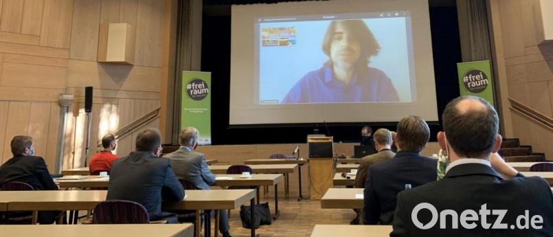 Einige Experten wurden aus Berlin und der Schweiz per Video-Vortrag in die Fichtelgebirgshalle zugeschaltet. Bild: Bäumler/fph