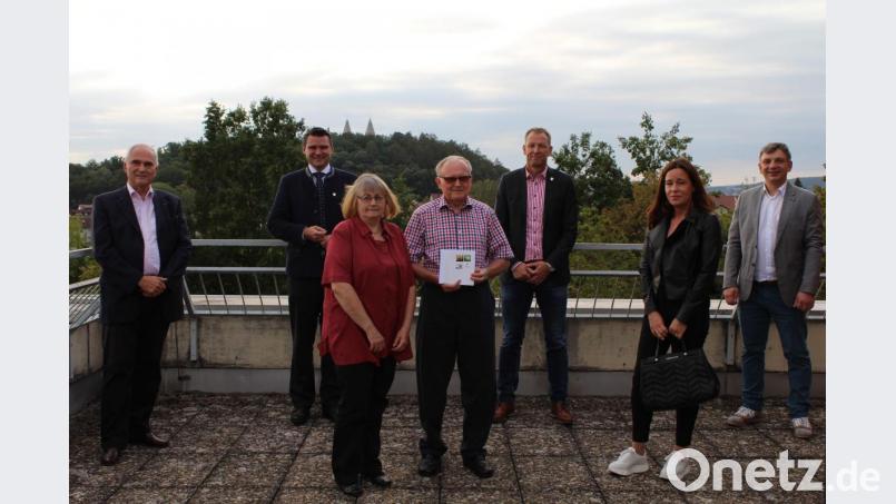 Die Übergabe fand im Blickpunkt des Landratsamtes statt. Das Foto zeigt von links Vereinsvorsitzenden Alois Hagl, Landrat Thomas Ebeling, das Ehepaar Huber, Geschäftsführer Christian Meyer, Claudia Obendorfer (Landhotel Birkenhof) und Vorstandsmitglied Manuel Lischka . Bild: Hedwig Pamler/exb