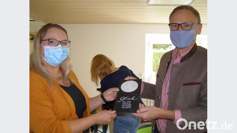 Bei seinem Antrittsbesuch im Johanniter-Kindergarten überreichte Bürgermeister Bernd Sommer Leiterin Katja Bloßfeldt ein besonderes Stadtwappen mit einem sinnigen Spruch. Bild: pz