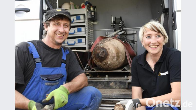 Michael Weiß mit Kollegin Bettina Jurga und der 225-Kilo-Bombe, die sie im August 2019 bei Amberg entschärften. Am Sonntag soll sich der Pfreimder Sprengmeister die mutmaßliche Fliegerbombe in Weiden vorknöpfen. Archivbild: Petra Hartl