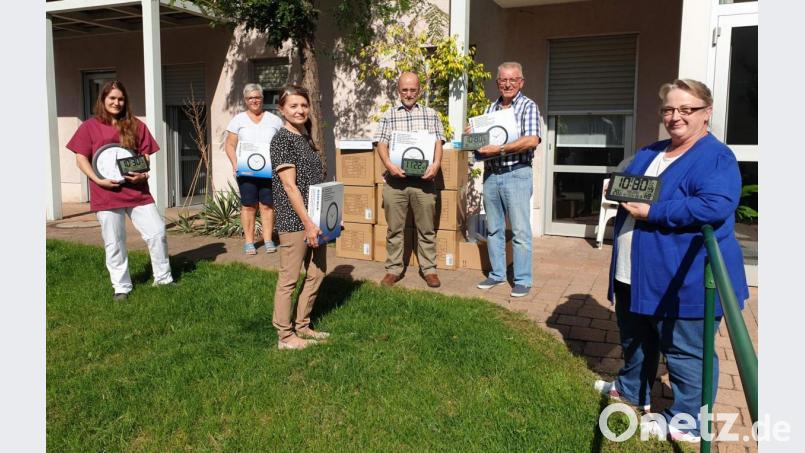 Dank einer Spende von Klaus Conrad konnten die Zimmer des BRK Seniorenheims St. Barbara mit Funkuhren ausgestattet werden. Bild: u