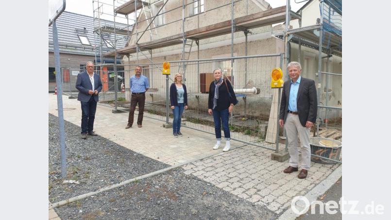 Einen Baustellenbesuch machten vor kurzem (von links) Architekt Klaus Stiefler vom Büro RSP Bayereuth (Planer), Dr. Klaus Zeitler, städtebaulicher Berater im sozialen Bereich, Johanna Plödt zuständige Sachbearbeiterin der Gemeindeverwaltung, Regina Harrer von der Städtebauförderung bei der Regierung der Oberpfalz und Bürgermeister Lothar Müller. Bild: flt