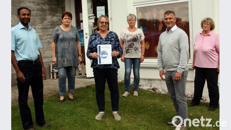 Von links: Pfarrer Jaison Thomas, Friederike Witt , Agnes Mächtl, Andrea Hilburger, Bürgermeister Dietmar Schaller, Christa Blasczyk, . Bild: zer