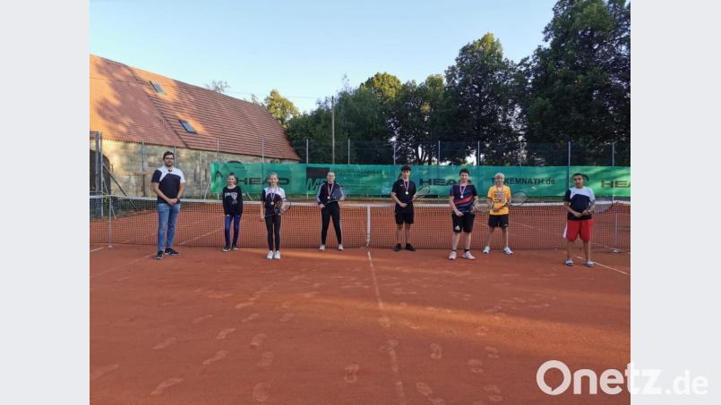 Jonas Heining und Jule Ring (Vierter und Fünfte von rechts) setzten sich bei den Jugendvereinsmeisterschaften des TC Kemnath durch. Außerdem im Bild (von rechts) die Jugendspielerinnen und Jugendspieler Vico Kastner, Justus Beck, Luis Ring, Romina Heining, Hannah Kaufmann und Jugendsportwart Thomas Meserth. Bild: jzk