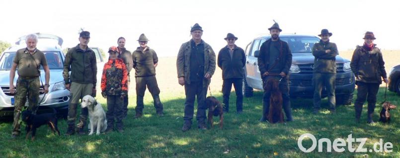 Unser Bild zeigt die Hundeführer Georg Faber (von links), Thomas Hecht mit Sohn, Ausbilder Karina Schuster und Mario Goß, Rudi Gräber, Mitrichter Alfons Nickel, Peter Ferstl, Richterobmann Thomas Nickel und Christine Heber. Bild: lep