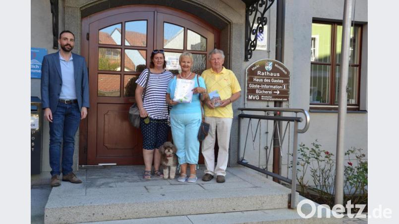 Bürgermeister Armin Bulenda dankt Martina Lange (Zweite von rechts) für den 50. Aufenthalt in Moosbach und Johann Heide (rechts) für den zehnten. Bild: gi
