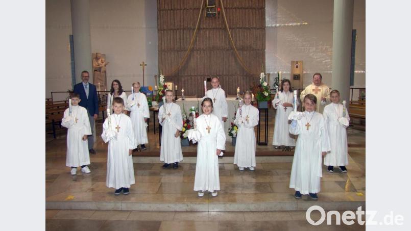 Zehn Kinder feiern in der Heilig-Geist-Kirche in Neuhaus Erstkommunion. Mit dabei sind auch die Klassenlehrer Thomas Plank und Kerstin Löffler. Bild: Foto Gerl