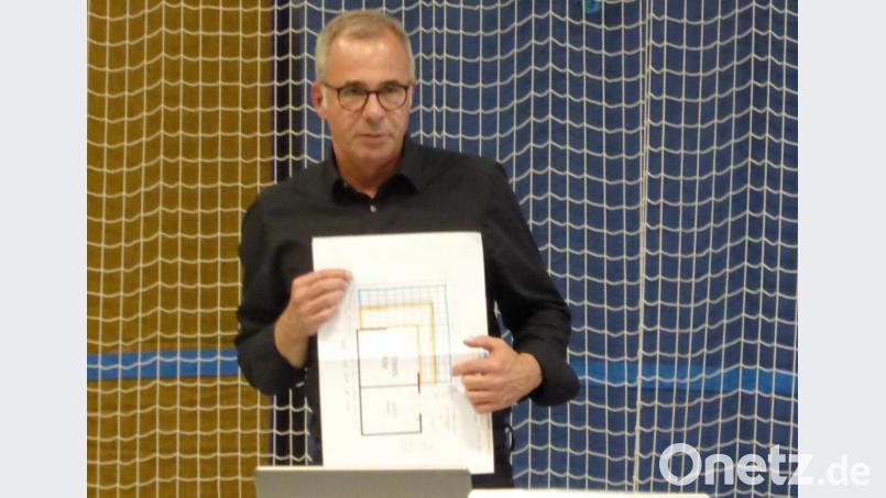 Architekt Kunnert erläutert den Terrassenbereich am Tennis-Nebengebäude Bild: fsb