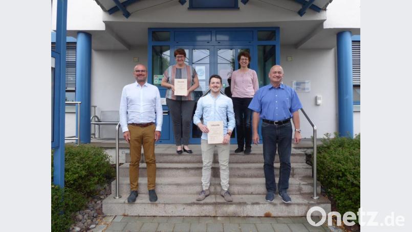 Moritz Popelka (vorne, Mitte) und Anita Forster (hinten, links) dürfen nun Trauungen vornehmen. Dazu gratulierten die Bürgermeister Maximilian Beer (links), Walter Schauer (rechts) und stellvertretende VG-Geschäftsleiterin Martina Held. Bild: Birgitta Pittner