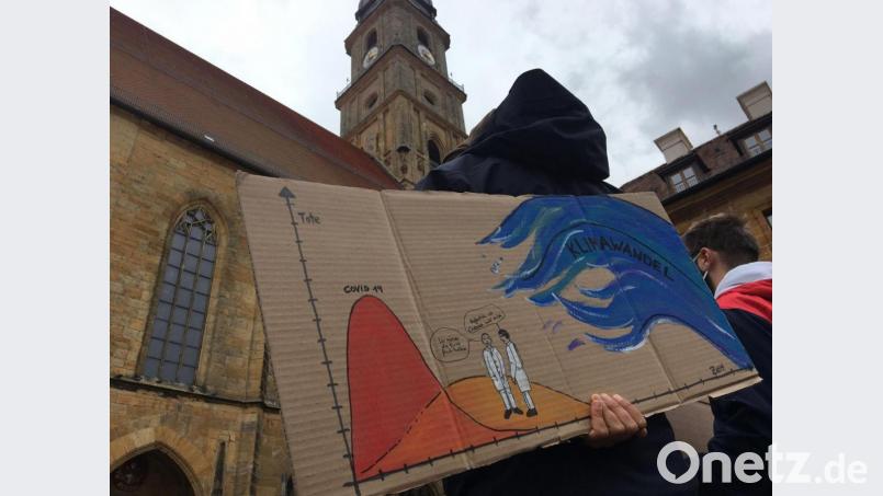 Rund 100 Teilnehmer kamen zur ersten Klima-Demo nach dem Lockdown am Freitag auf den Amberger Marktplatz. Bild: upl