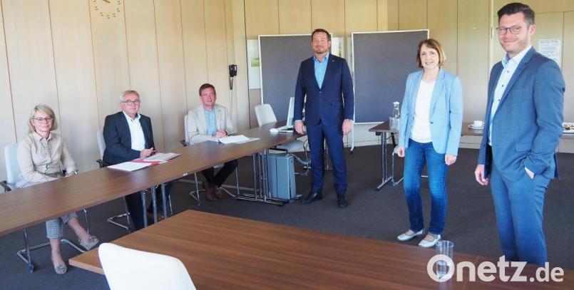 Die Abgeordneten (stehend von links) Uli Grötsch, Annette Karl und Christoph Skutella sprechen mit Vertretern von Arbeitsagentur Weiden und Jobcenter Weiden-Neustadt (sitzend von links) Bereichsleiterin Claudia Wildenauer-Fischer, Jobcenter-Geschäftsführer Peter Witt und Arbeitsagenturvorsitzender Thomas Würdinger. Bild: Bühner