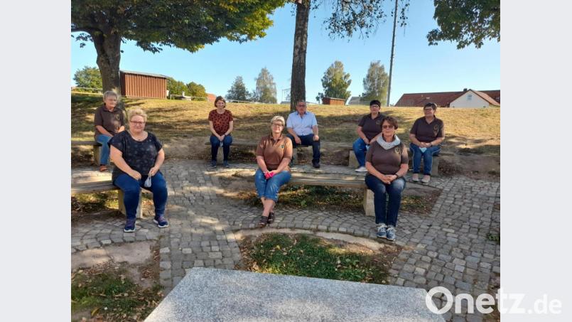 Den neuen &quot;Waldverein Püchersreuth&quot; führt künftig das Vorstandsteam (von links) mit Annette Zahn, Ramona Meißner, Cornelia Treml, Frieda Mois, Martina Bonczyk, Apollonia Meiler und Hedwig Frank. Mit im Bild Dritter Bürgermeister Jürgen Bartmann. Bild: tok